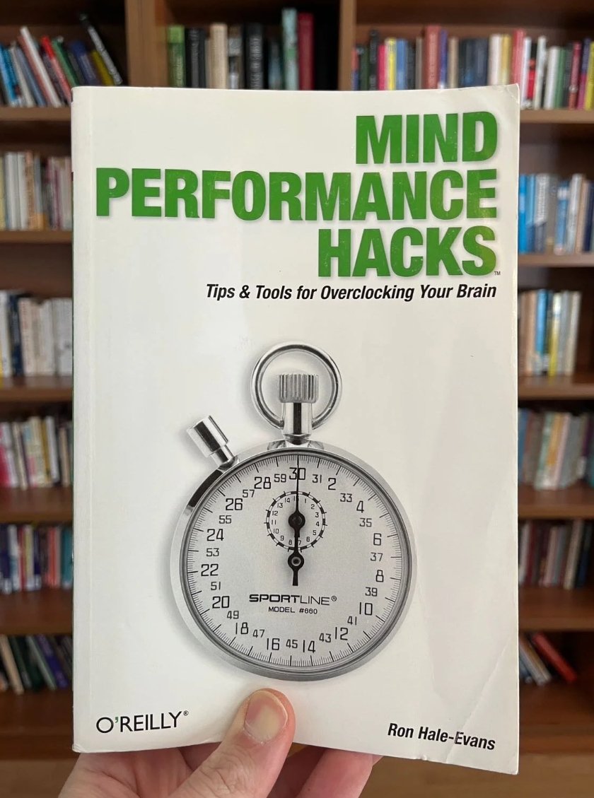 Kitabın açıklamasında şöyle diyor 'Akıllısınız. Bu kitapla daha akıllı olabilirsiniz. Mind Performance Hacks kitabı gerçek hayata uygun, pratik zihinsel performans araçlarıyla sizi daha zeki birisine dönüştürmeyi amaçlıyor.  Kitapta yer alan bazı 'hack'ler şöyle: * İsim, tarih+