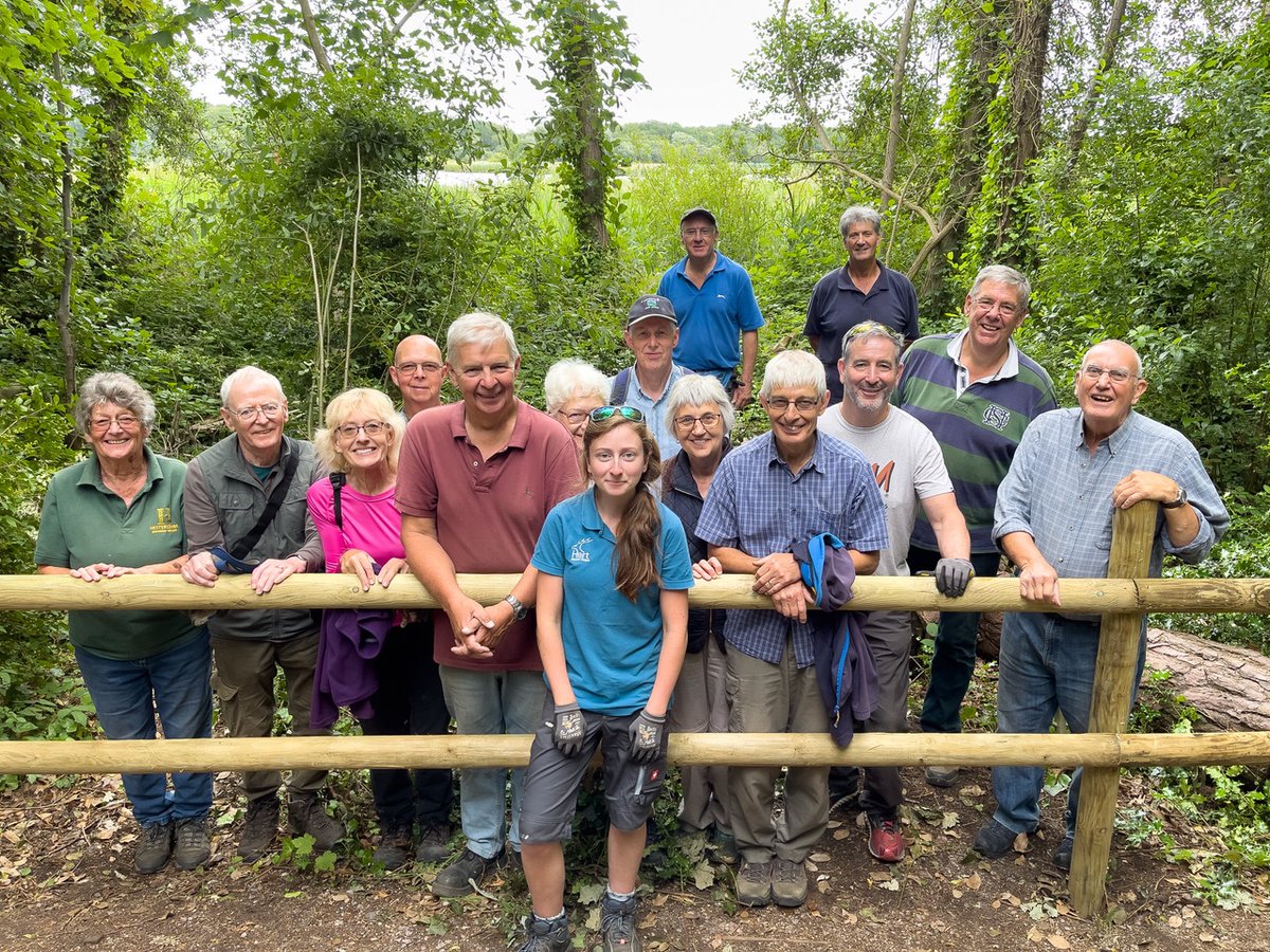 The Friday volunteer team did a fantastic fencing job  along the path near Wellington Avenue. Not an easy task due to number of trees and their roots.

Ace planning and task management by Terry D and great teamwork ensured success.

Well done team!

#fleetponds #hartgreenspaces