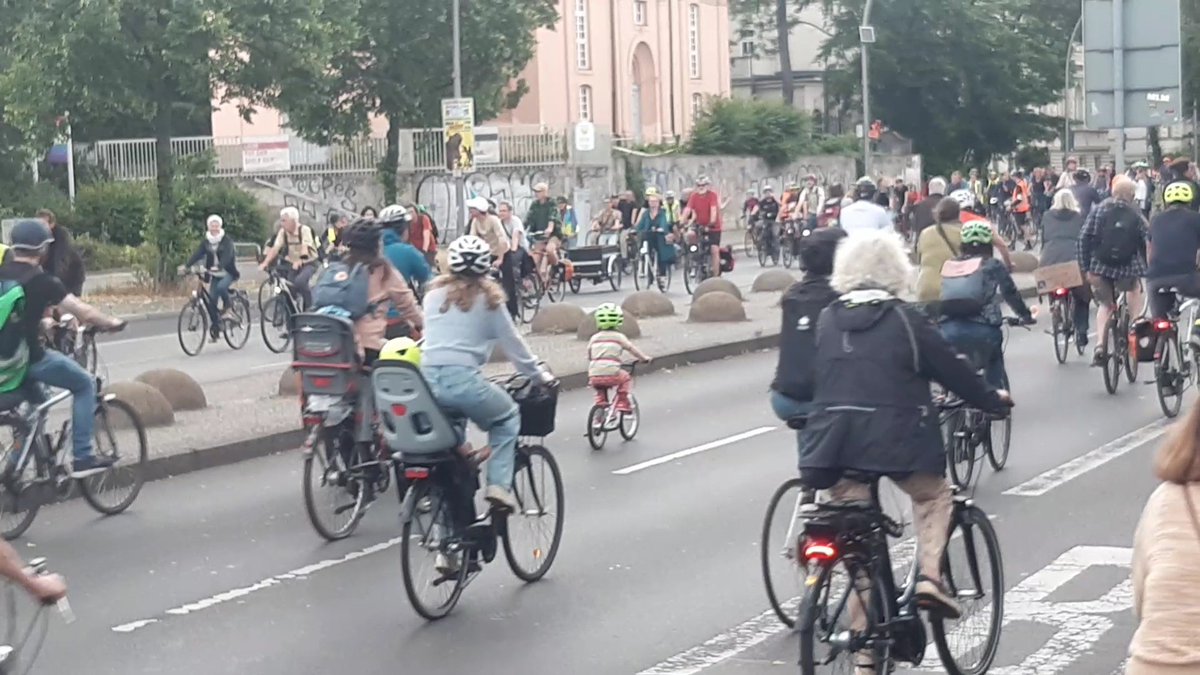 DWentus's tweet photo. An die tausend Leute bringen in #Schöneberg ihre Empörung über das ungesetzliche Vorgehen und die Mittäterschaft der SPD beim #Radwegestopp zum Audruck und sagen #NichtMitUns https://t.co/XtUlcI6utE