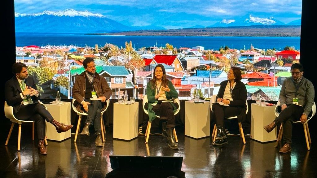 AgendaCAF's tweet photo. "Es esencial volver a situar la visión sistémica que puede aportar la planificación en un lugar prioritario. Con esta perspectiva, podemos reorganizar los planes reguladores, redefinir ciertos roles y proponer nuevas ideas que tengan sentido en el sistema territorial", expresa @franasta, directora del Centro de Innovación en Ciudades @ArquitecturaUDD, durante nuestro evento #Biodiverciudades.  

https://t.co/fSFqkEXcH6 👈 ¡Conéctate!
