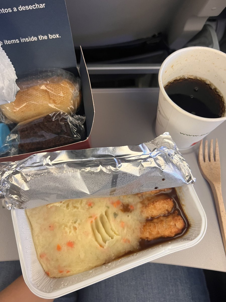 rivaslampe's tweet photo. Un boleto de 800€ y  esta es la comida y el desayuno. 

Se pasan. 

#plusultra https://t.co/UO8HI4bV5Z
