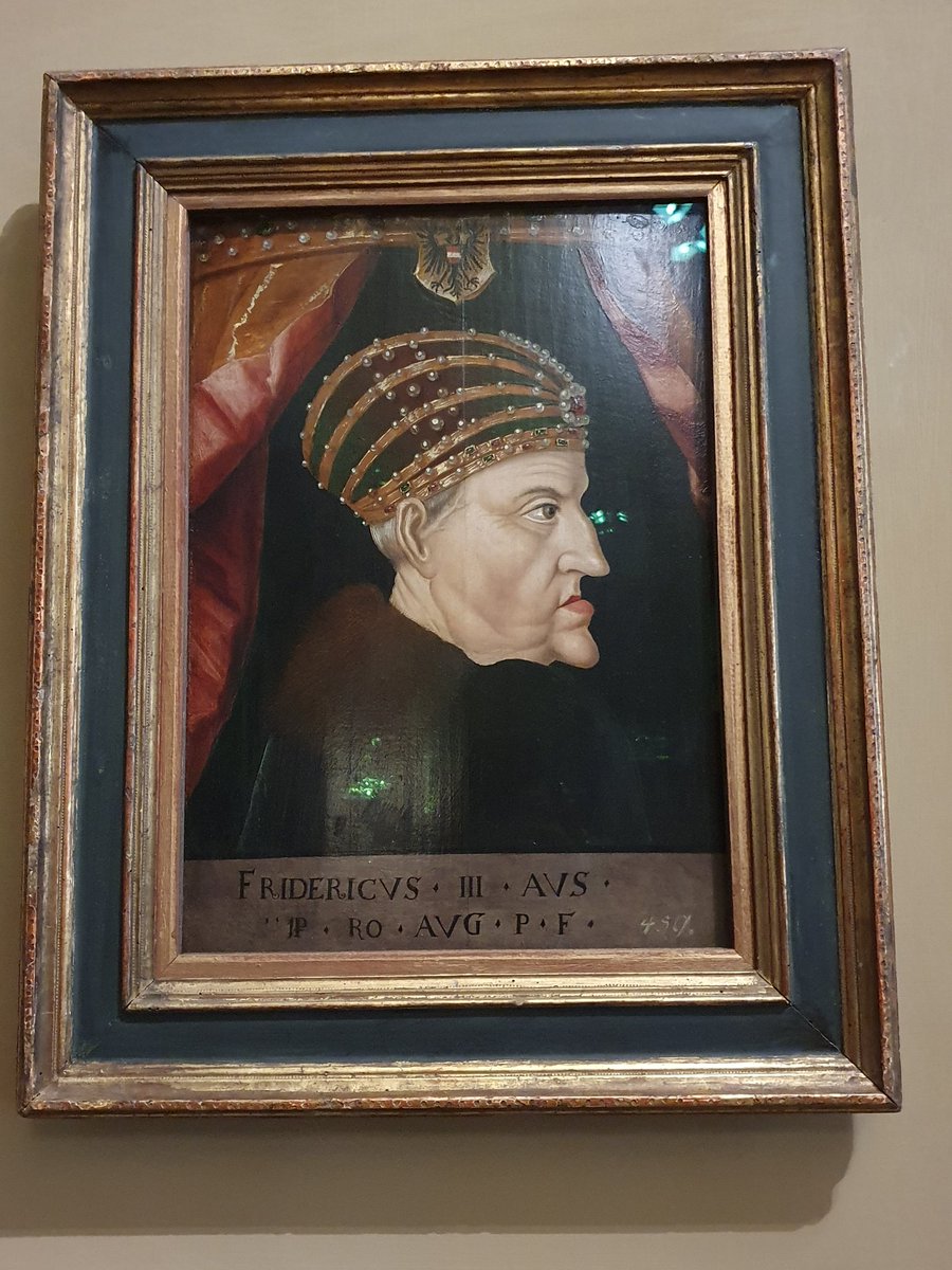 #JewelryFriday👑 and #Emperor Frederick III (1415-1493) is not amused 😐

Emperor Frederick III with a Hoop Crown, Austrian, late 6th century, oil and tempera on lime wood, @KHM_Wien

#Wien #medievaltwitter #modernperiod #portrait #Austria