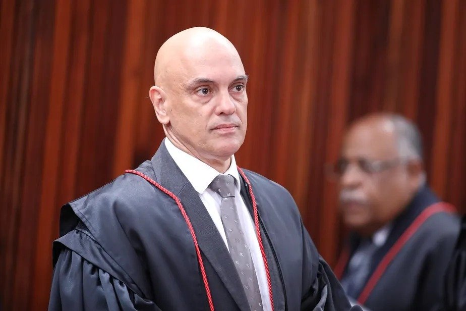 eixopolitico's tweet photo. 🇧🇷 AGORA: Ministro Alexandre de Moraes acompanha integralmente o relator e vota pela inelegibilidade de Jair Bolsonaro.

Placar final do julgamento é 5 a 2 contra o ex-presidente da República. https://t.co/ohSIhhixj8
