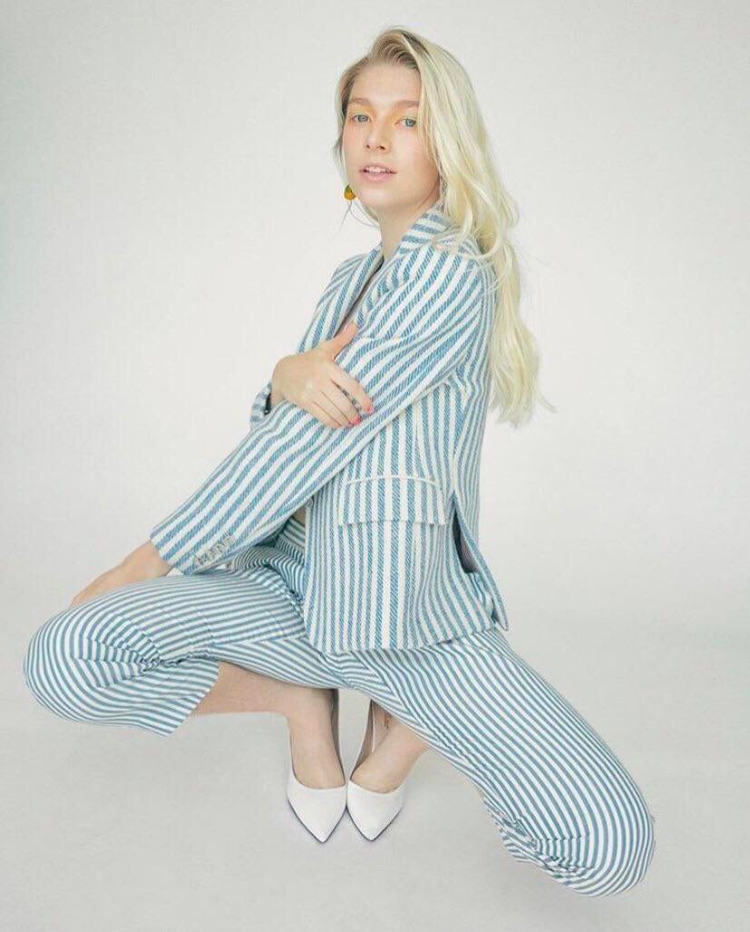 𝐇𝐚𝐥𝐟 𝐃𝐮𝐭𝐜𝐡, 𝐇𝐚𝐥𝐟 𝐊𝐨𝐫𝐞𝐚𝐧, 𝐟𝐮𝐥𝐥𝐲 𝐋𝐮𝐜𝐢𝐚𝐧, 𝐀𝐥𝐥 𝐓𝐚𝐥𝐞𝐧𝐭.

𝐂𝐚𝐥𝐥 𝐡𝐞𝐫 𝐌𝐞𝐫𝐞𝐥 𝐨𝐫 𝐉𝐨𝐨𝐧-𝐆𝐢, 𝐨𝐫 𝐲'𝐤𝐧𝐨𝐰, 𝐌𝐨𝐦𝐦𝐲.

𝟐𝟏, 𝐩𝐫𝐢𝐧𝐜𝐞𝐬𝐬, 𝐜𝐨𝐥𝐥𝐞𝐠𝐞 𝐬𝐭𝐮𝐝𝐞𝐧𝐭 𝐚𝐧𝐝 𝐟𝐮𝐥𝐥-𝐭𝐢𝐦𝐞 𝐠𝐚𝐧𝐠-𝐬𝐭𝐚𝐫.