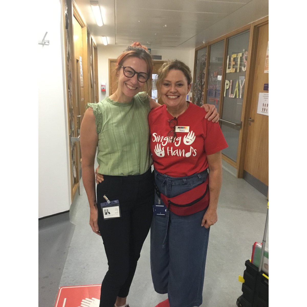 Had a wonderful day visiting @GOSH_School this week where I saw some fantastic learning taking place and met this lady @singinghands in person. Thank you to all the fantastic teachers who allowed me to be part of their lessons. 
#hospitaleducation @NAHEUK