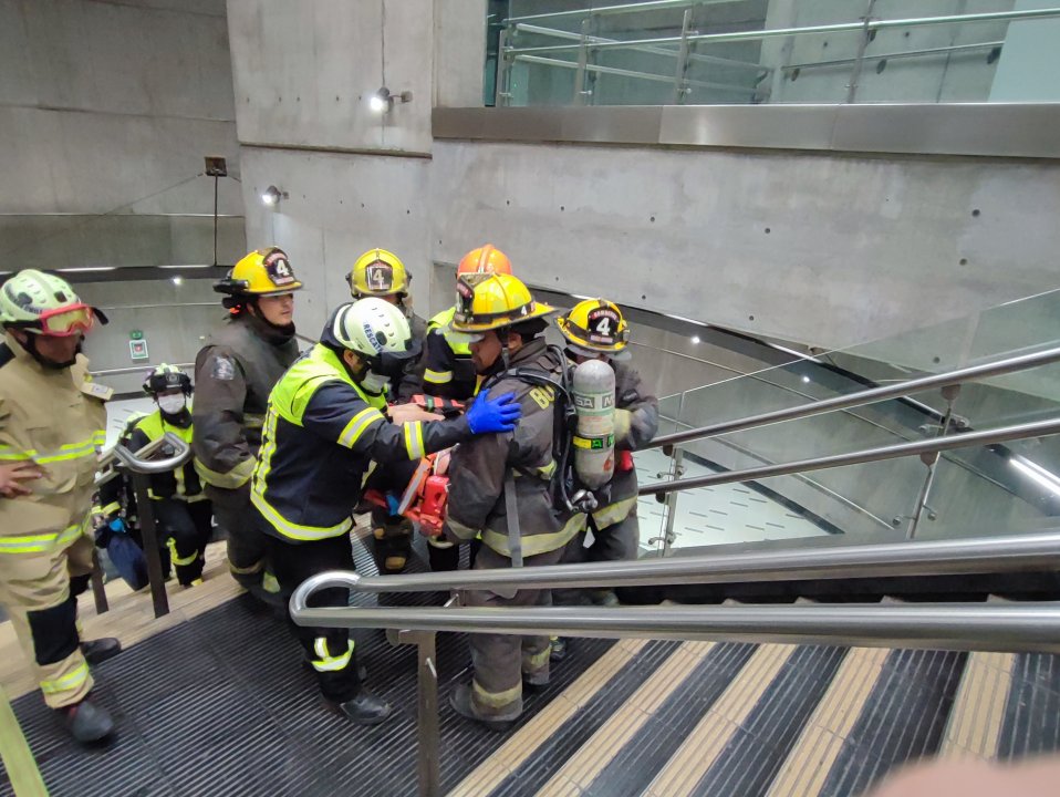 metrodesantiago's tweet photo. ¡Hoy, en el #DíaDelBombero, queremos expresar nuestro más profundo agradecimiento a los valientes hombres y mujeres 👩‍🚒👨‍🚒que forman parte de esta institución. Su esfuerzo, profesionalismo y entrega son un ejemplo para todos. Agradecemos especialmente su apoyo constante en cada situación en la que se les necesita en Metro. ¡Felicitaciones 👏a todos los bomberos en su día! @BomberosdeChile