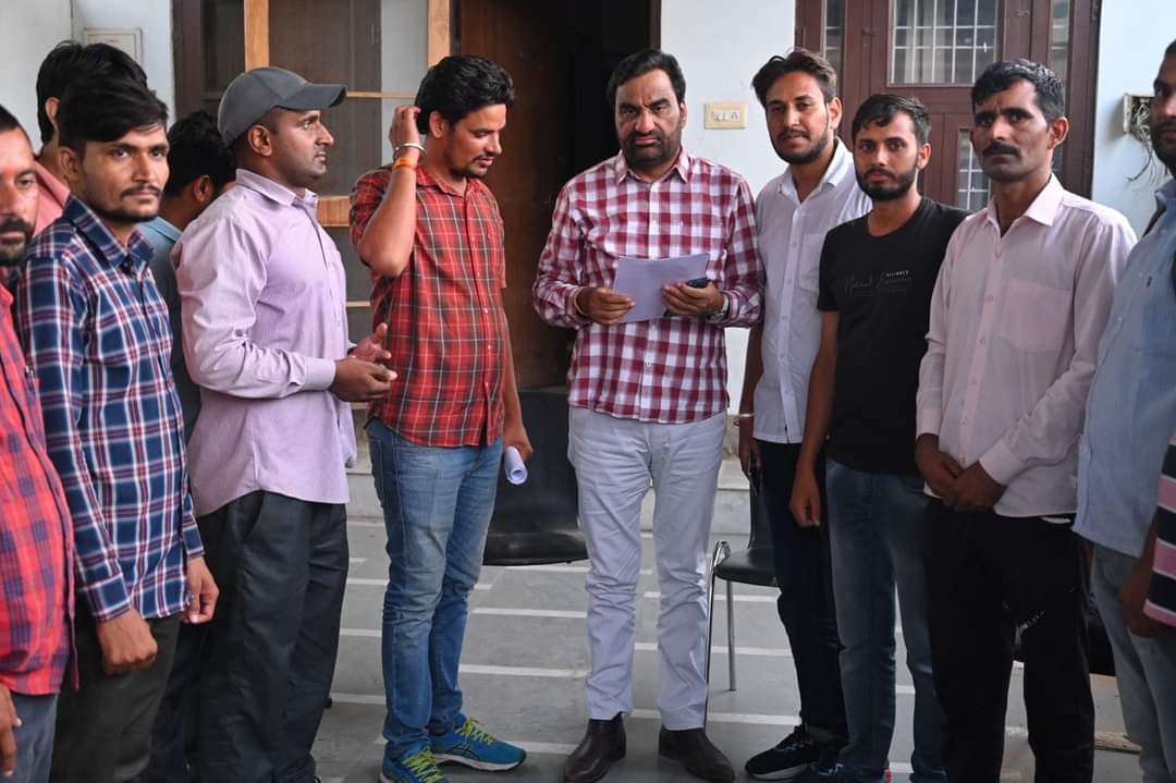 hanumanbeniwal's tweet photo. समान पात्रता परीक्षा में 15 गुणा अभ्यर्थियों के चयन की शर्त का प्रदेश में लगातार विरोध बढ़ रहा है,अभ्यर्थी इस परीक्षा में 40 % अंक की योग्यता रखने की मांग कर रहे,मामले को लेकर आज प्रतिनिधिमंडल ने मुझसे मुलाकात भी की,मेरी मुख्यमंत्री @ashokgehlot51 जी से अपील है ,इस मामले में अभ्यर्थियों के साथ न्यायसंगत निर्णय करें !