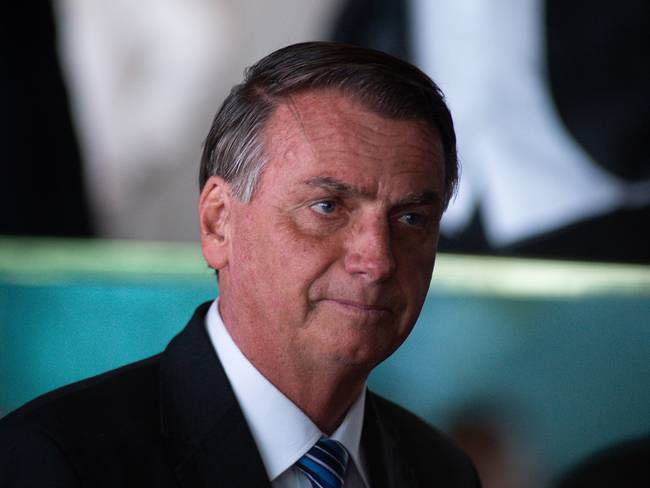 Col_Informa's tweet photo. #Brasil 🇧🇷| Jair Bolsonaro es inhabilitado por 8 años de cargos públicos, anunció la justicia electoral de ese país. Se le acusa de  “incitar un estado de paranoia colectiva ante el cúmulo de informaciones falsas o distorsionadas” https://t.co/2IPwg34pmA