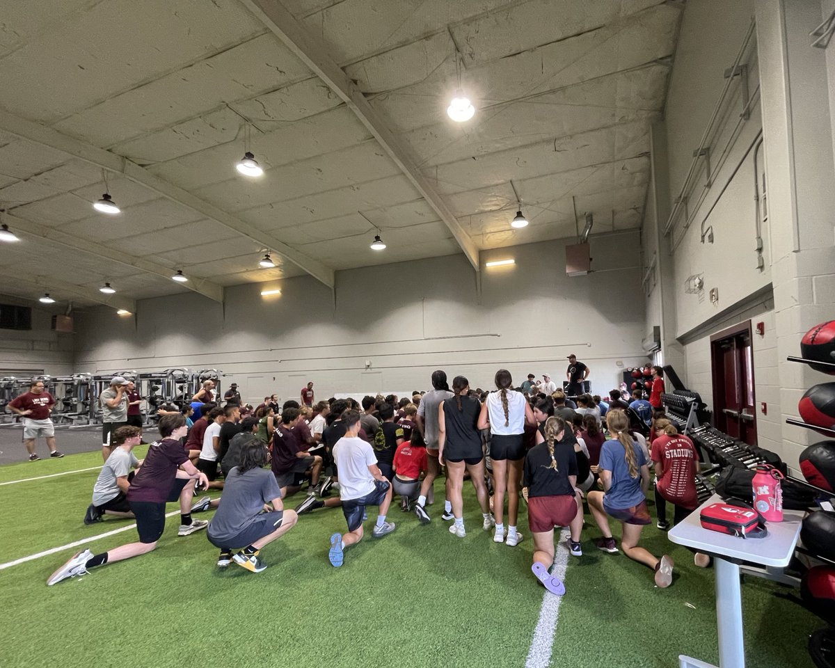 BHSBearTennis's tweet photo. #FamilyWorkout yesterday was a great way to go into our week of vacation!
#EFFORT #COMMIT #GoBears #StrengthandConditioning #HighSchoolTennis https://t.co/aQ7KuYjB1c