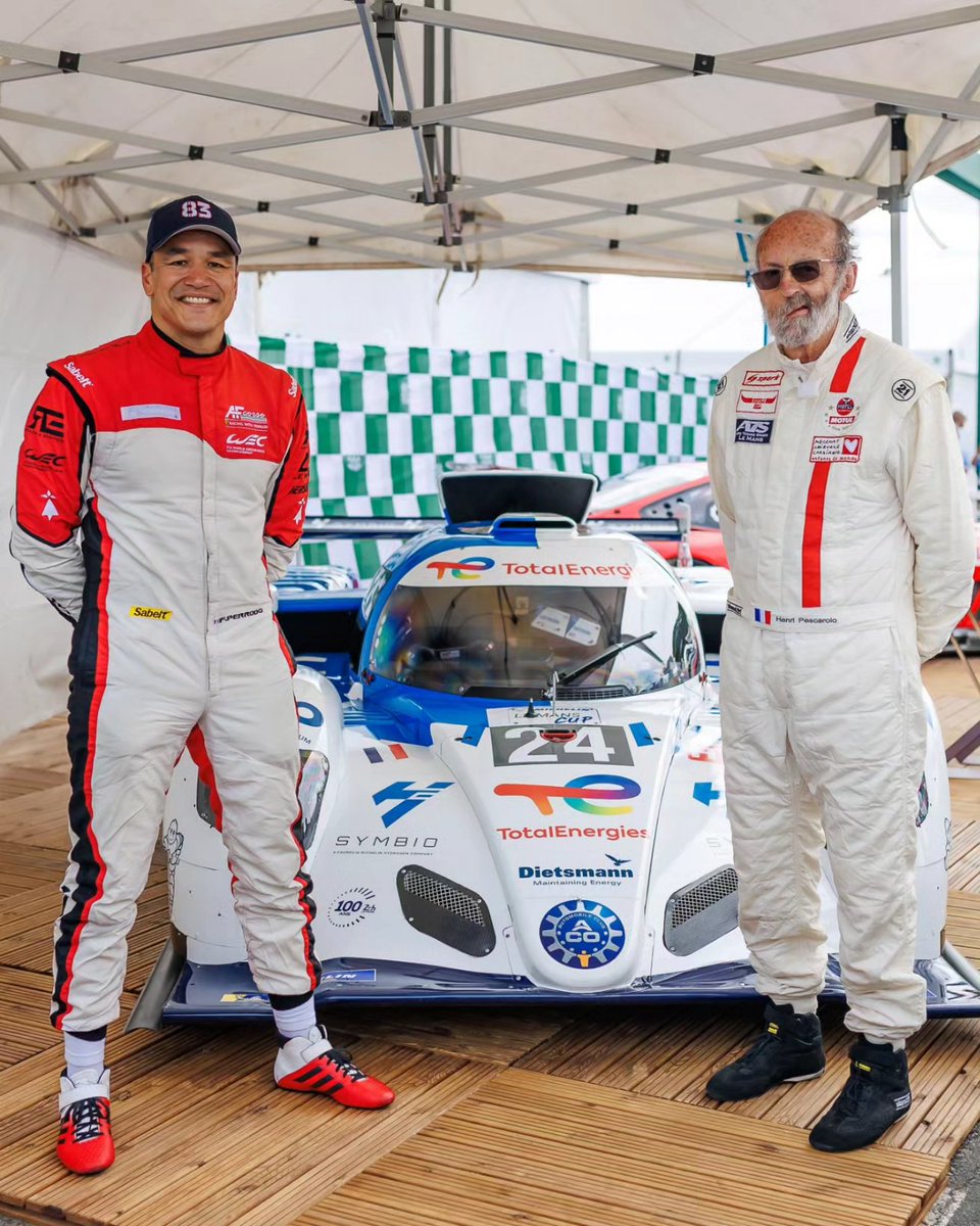 MissionH24's tweet photo. A @lemansclassic, la H24 a reçu la visite de quelques pilotes : Henri #Pescarolo, Emmanuel #Collard, François #Perrodo et @NatoNorman ont pris la pose près de la voiture.
📸 @ndelpierrephoto
#MissionH24 #GreenGT #ACO #Hydrogen #LeMansClassic #PeterAuto https://t.co/dL82IzaqLo