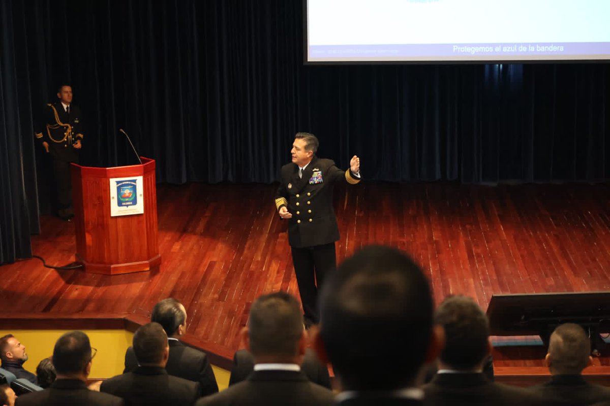 COMANDANTE_ARC's tweet photo. 👨‍🏫⚓A bordo de la Universidad Militar Nueva Granada tuve la oportunidad de realizar la Cátedra Colombia para los Oficiales superiores que hacen parte de los cursos CAEM, CIDENAL, CEM y CIM. Así como al cuerpo directivo y docente de la @EsdegCol https://t.co/7v6ehHmG5n