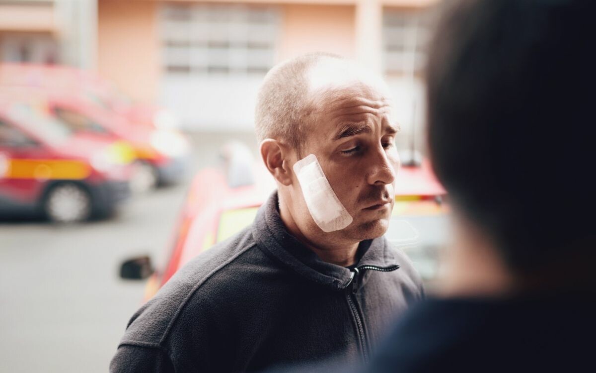 TelegStBrieuc's tweet photo. Pompier blessé pendant les émeutes à Saint-Brieuc : « On est tombés dans un guet-apens »
➡️ https://t.co/EGvK1awzrc https://t.co/nenr0HkQXw