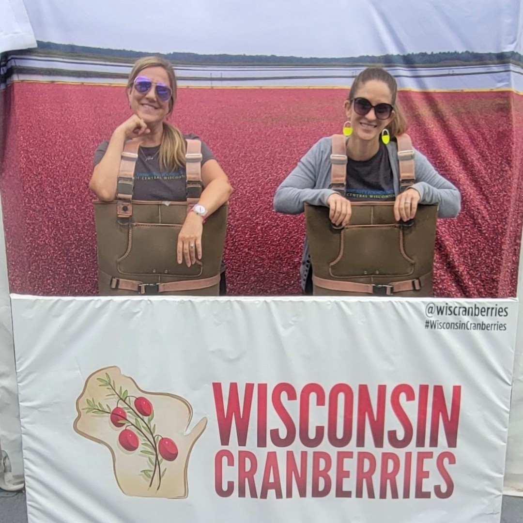 ABRjobs's tweet photo. Our Senior Recruiter, Nyra Lind, had a blast volunteering with the @CFCWI at the US Senior Open at @SentryWorld. Best of luck to all the golfers this weekend! #USSeniorOpen #stevenspointwi #sentryworld #communityinvolvement #workingforABR https://t.co/pQFONGOraL