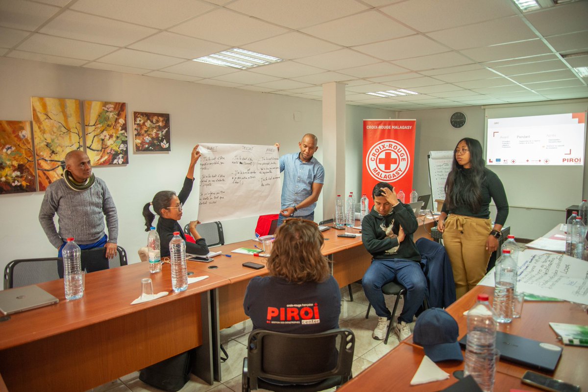 📢 @MadaRedCross @PIROI_FRC @CroixRouge et @IFRCAfrica se sont unis pour un atelier dans l'objectif d' identifier les besoins et les priorités en matière d'outils d'alerte et d'information, partager les bonnes pratiques et renforcer les capacités des participants.🚨💡🤝