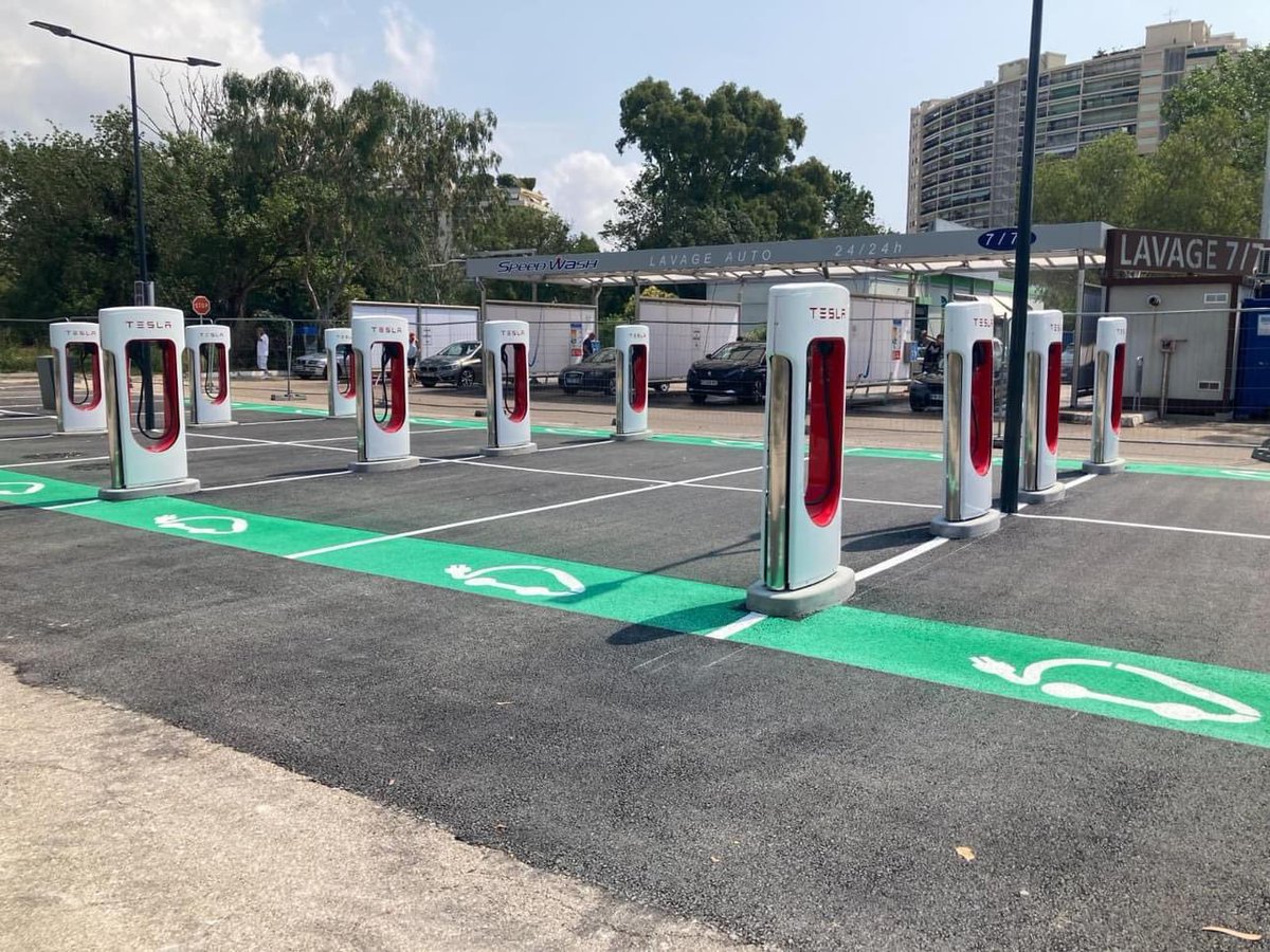 electricfelix's tweet image. Tesla does it again!

France holidays about to start and they hit 150 sites!
Not all are public, MANY (new ones especially) are

from Mandelieu-la-Napoule (06) to Limoges (today)
&amp;amp; Nantes to Carcassonne (yesterday)
🇫🇷
60 plugs, 4 sites, two days
Enjoy the holidays!
@TeslaCharging