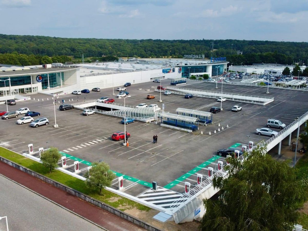 electricfelix's tweet image. Tesla does it again!

France holidays about to start and they hit 150 sites!
Not all are public, MANY (new ones especially) are

from Mandelieu-la-Napoule (06) to Limoges (today)
&amp;amp; Nantes to Carcassonne (yesterday)
🇫🇷
60 plugs, 4 sites, two days
Enjoy the holidays!
@TeslaCharging
