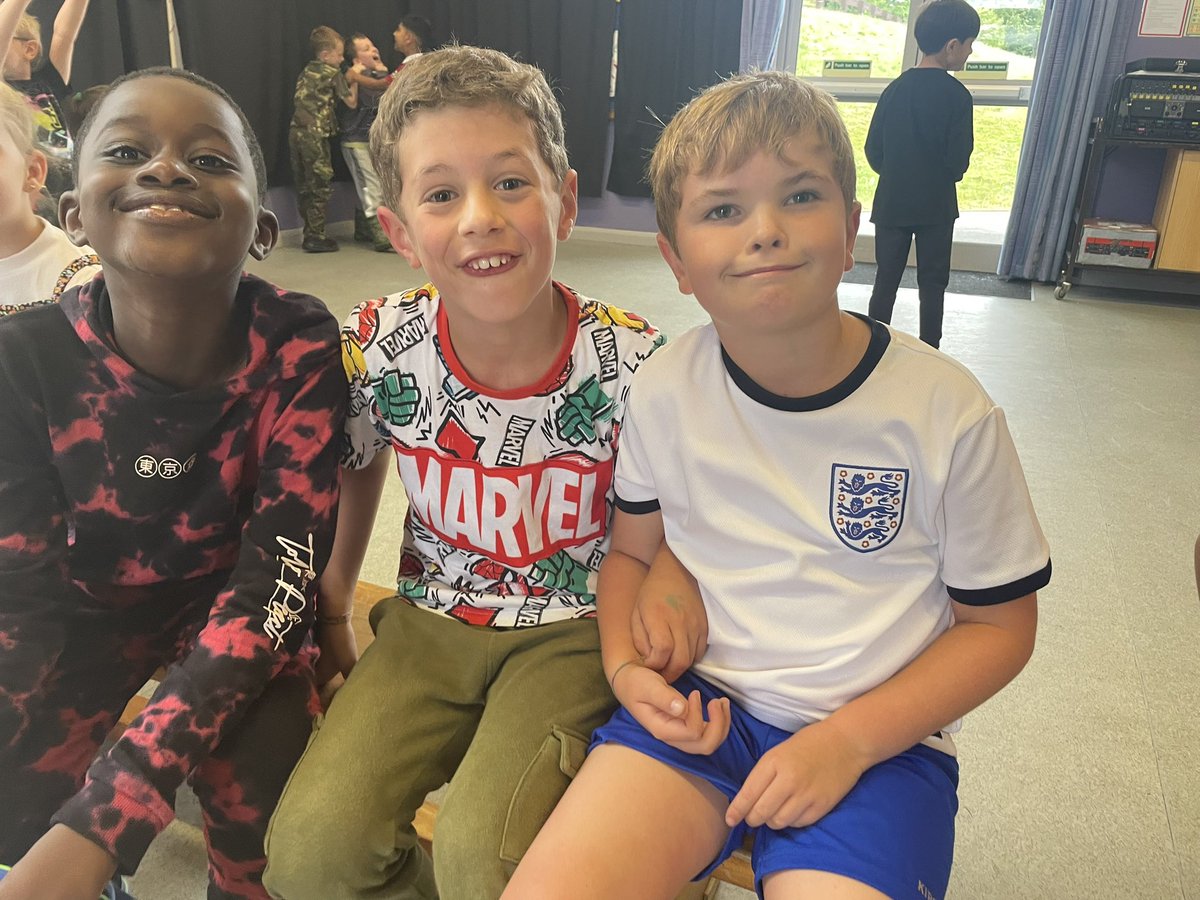 Mrs_Stiles_LMS's tweet photo. Waiting in line for the bouncy castle ! 🌟🌟🌟 https://t.co/vBWzXkTcWT