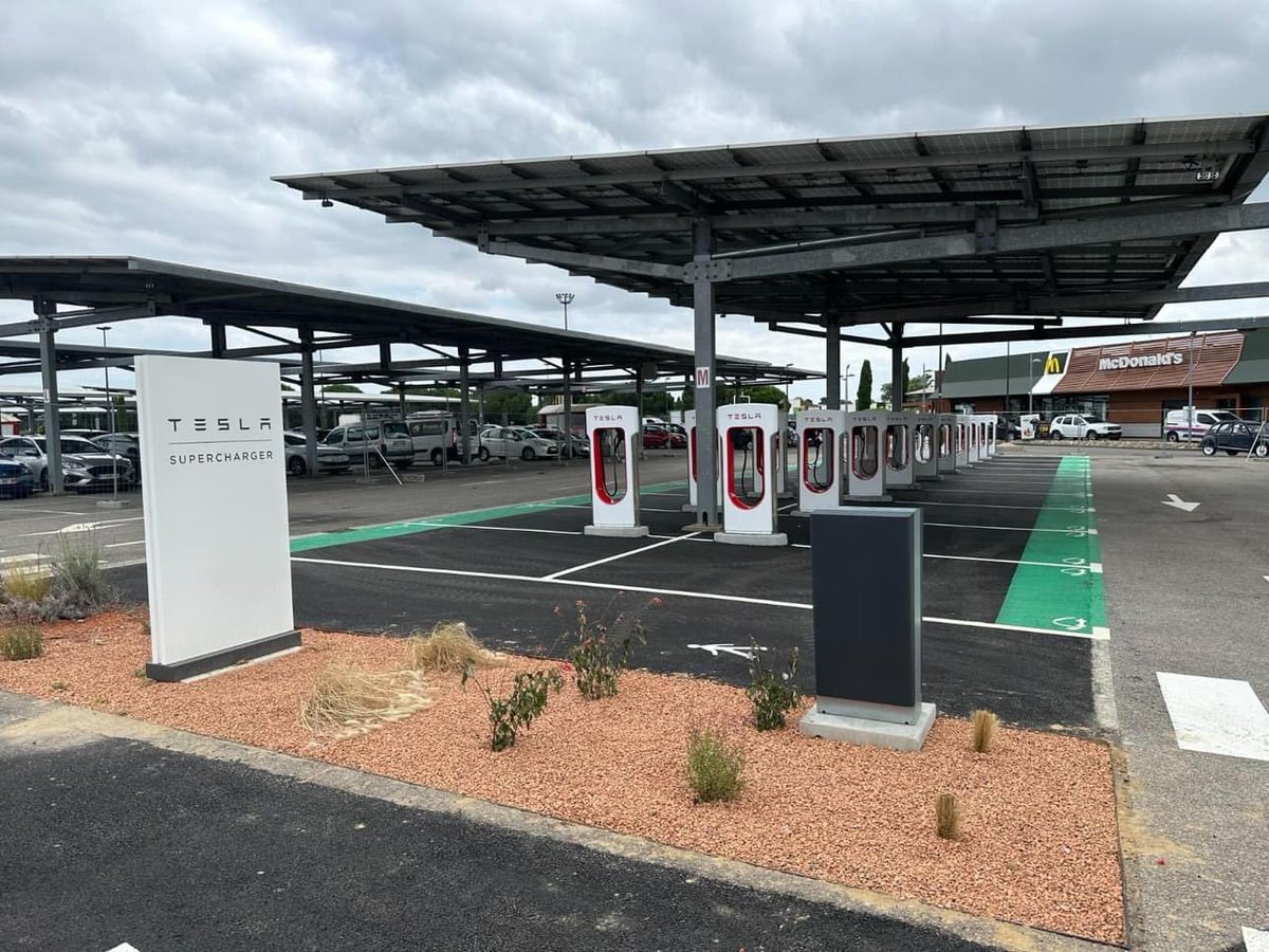 electricfelix's tweet image. Tesla does it again!

France holidays about to start and they hit 150 sites!
Not all are public, MANY (new ones especially) are

from Mandelieu-la-Napoule (06) to Limoges (today)
&amp;amp; Nantes to Carcassonne (yesterday)
🇫🇷
60 plugs, 4 sites, two days
Enjoy the holidays!
@TeslaCharging