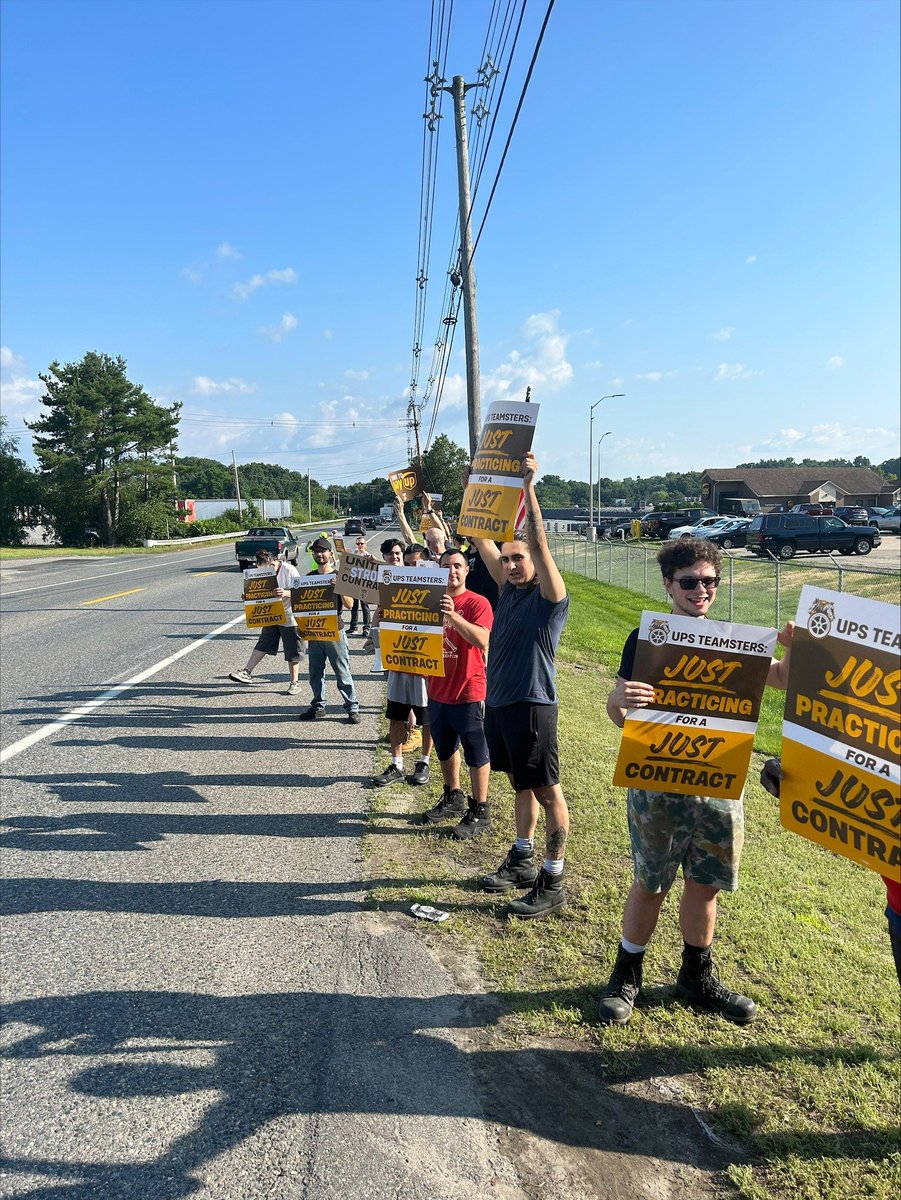 170Teamsters's tweet photo. 📢💪Teamsters Local 170 UPSers at the Shrewsbury, Ashland &amp; Leominster locations sending a strong message to UPS that all Teamsters are united for a strong contract! 📢💪#Solidarity #Local170Strong #JustPracticingForAJustContract https://t.co/g1SIKQIe3V