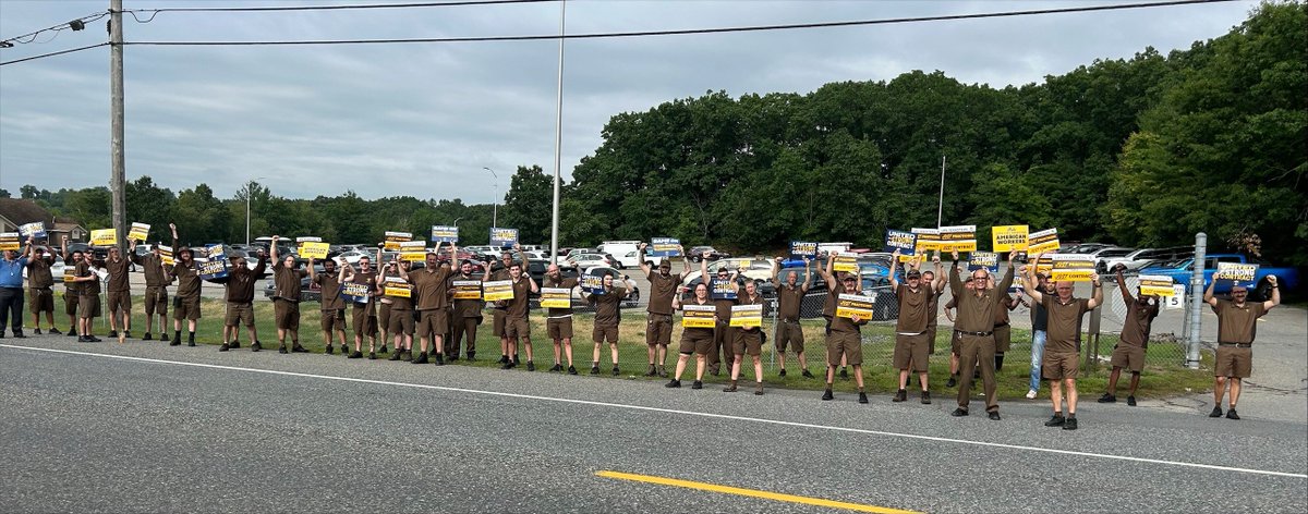 170Teamsters's tweet photo. 📢💪Teamsters Local 170 UPSers at the Shrewsbury, Ashland &amp; Leominster locations sending a strong message to UPS that all Teamsters are united for a strong contract! 📢💪#Solidarity #Local170Strong #JustPracticingForAJustContract https://t.co/g1SIKQIe3V