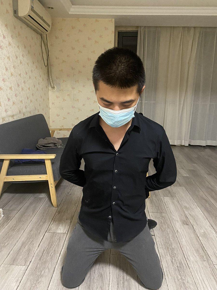 Jwl185's tweet photo. 你跟8w网红谁更骚？
伪1s骚🐶在某音上看到老子来上海了，私信了几次，看发的照片长得还挺帅就约出来开发一下，平时做s的玩起来就是不一样。 https://t.co/fiRCz54kqY