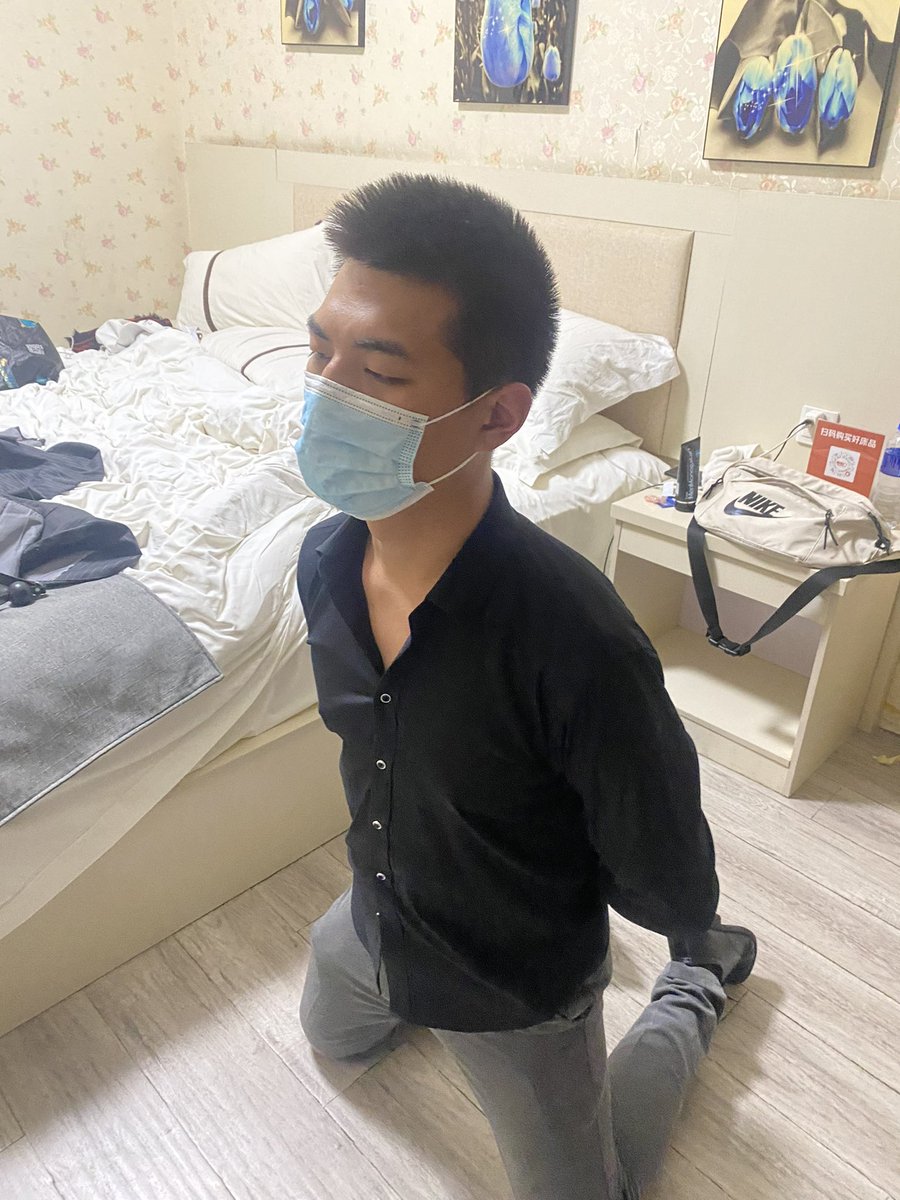 Jwl185's tweet photo. 你跟8w网红谁更骚？
伪1s骚🐶在某音上看到老子来上海了，私信了几次，看发的照片长得还挺帅就约出来开发一下，平时做s的玩起来就是不一样。 https://t.co/fiRCz54kqY