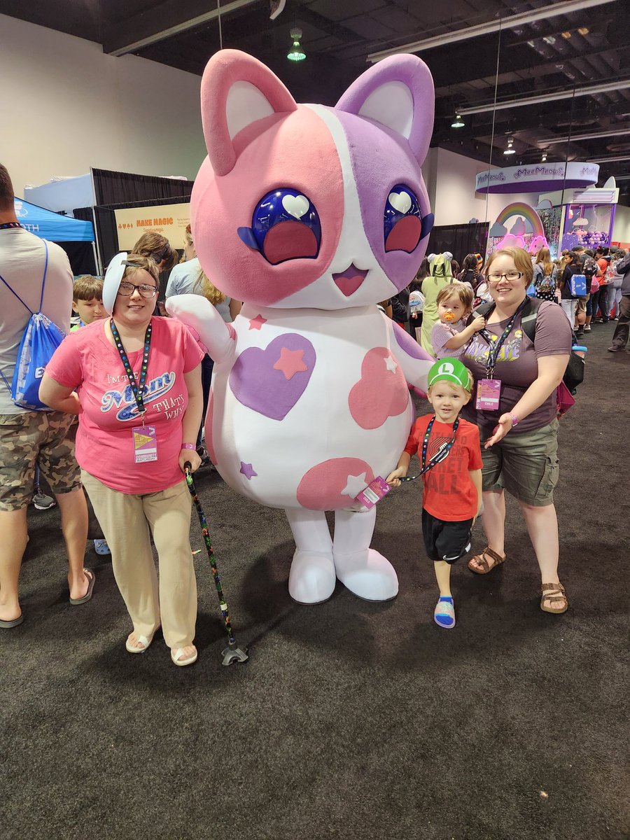 Katie44280373's tweet photo. I loved meeting  some of the #Aphmau crew. Vidcon was amazing!!! It's a but late posting this, but that's cuz I just didn't think bout it. I usually use Twitter for my art, but sadly I haven't been able to draw due to health issues. So I'll just post whatever I want till then. https://t.co/dtbsPxbKz0