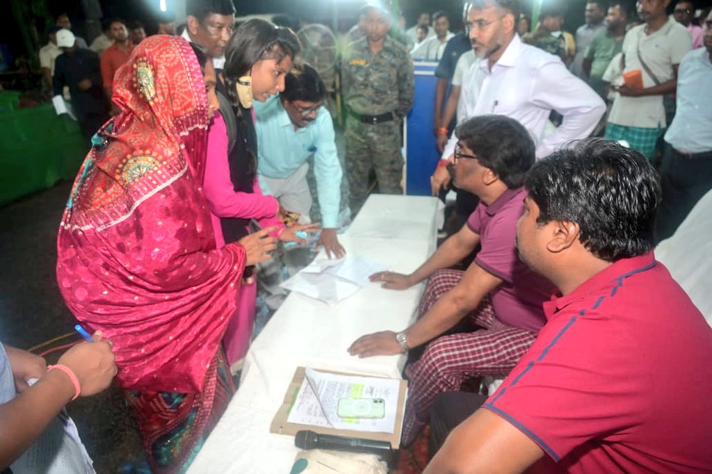 साहेबगंज जिले के पतना में लोगों से मुलाकात कर उनकी समस्याओं के त्वरित निष्पादन हेतु अधिकारियों को निर्देश दिए।