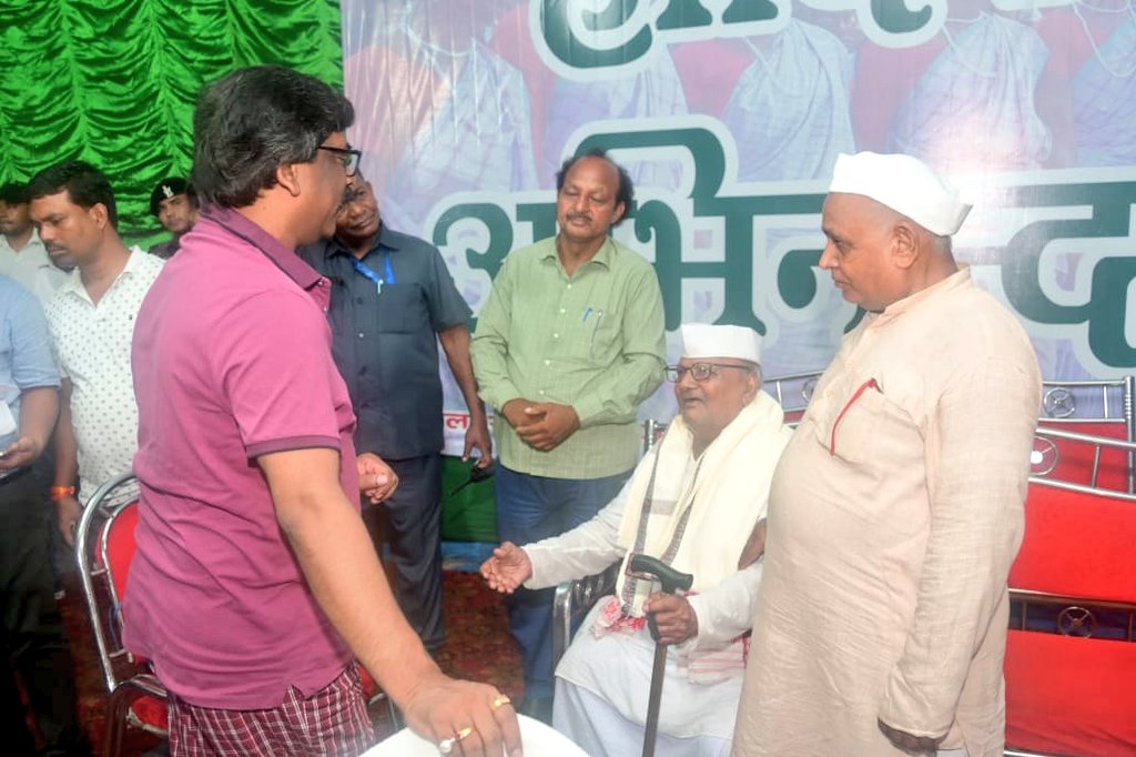 HemantSorenJMM's tweet photo. साहेबगंज जिले के पतना में लोगों से मुलाकात कर उनकी समस्याओं के त्वरित निष्पादन हेतु अधिकारियों को निर्देश दिए। https://t.co/ioZ7rVRIQh