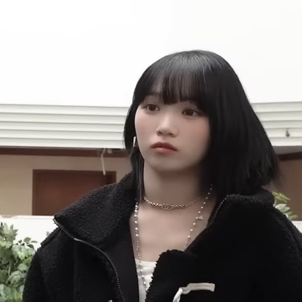 melonchaewon's tweet photo. she :| https://t.co/wOMsGip3ci