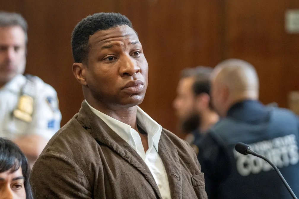 🚨 A Rolling Stone afiram que mais duas acusações foram feitas contra Jonathan Majors, essas são de ex-namoradas.

O site revela que conversou com +40 pessoas que conheceram Majors, sua vida, relações e etc, e a maioria o descreve como “complicado, imprevisível e às vezes