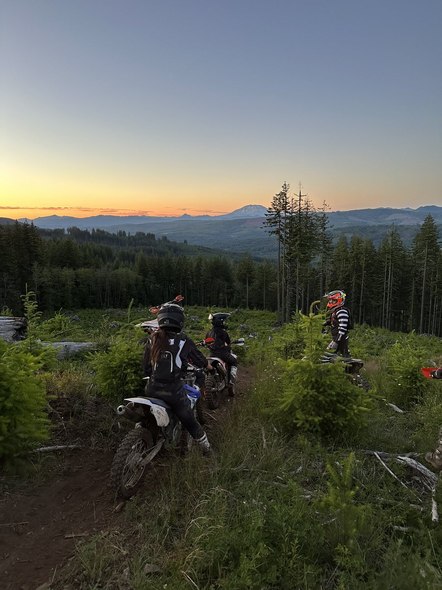 mikiahstrouse's tweet photo. Thankful to be surrounded by people who love dirtbikes and woods riding just as much as me https://t.co/g5HviQVdou