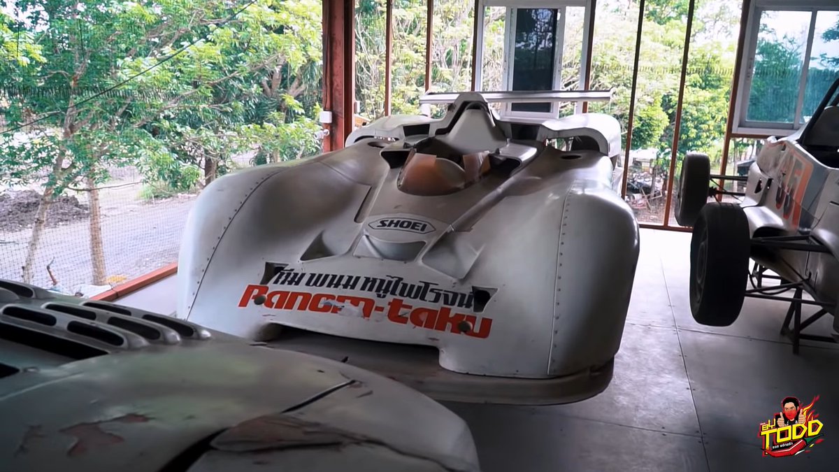 samplegorilla's tweet image. 1980年代半ば、赤池卓氏のコネクションによって日本からタイへと渡ったMCSグッピーやGr.5のRX-7などのレーシングカーが今でも好コンディションとは言えないがちゃんと保管されている。
Exculsive!!! บุกไปดู รถแข่ง ในตำนานของเมืองไทย พร้อมสัมภาษณ์พิเศษนักแข่ง... youtu.be/afqcWbSHGcU