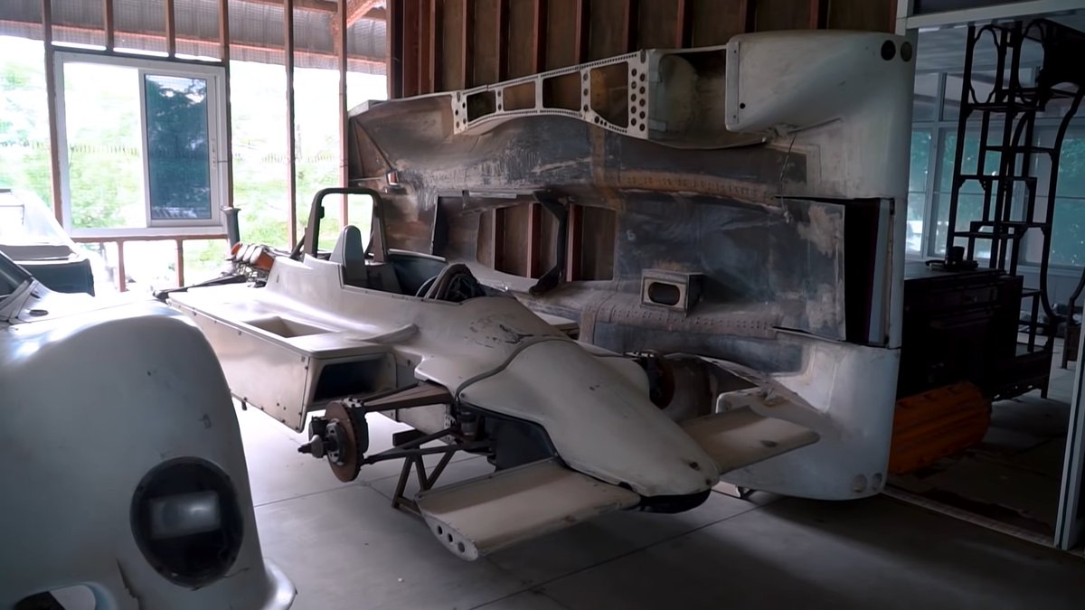 samplegorilla's tweet image. 1980年代半ば、赤池卓氏のコネクションによって日本からタイへと渡ったMCSグッピーやGr.5のRX-7などのレーシングカーが今でも好コンディションとは言えないがちゃんと保管されている。
Exculsive!!! บุกไปดู รถแข่ง ในตำนานของเมืองไทย พร้อมสัมภาษณ์พิเศษนักแข่ง... youtu.be/afqcWbSHGcU