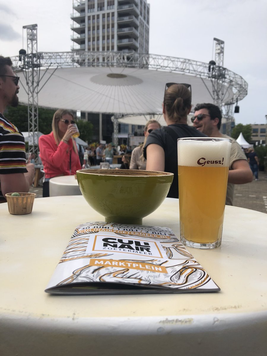 Wethouder en zelfverklaard sabreur Jan Iedema opent met een forse sabelzwaai een champagnefles en daarmee Culinair Zoetermeer 2023, een jaarlijks feest van eten, drinken en muziek in een altijd sfeervolle ambiance.