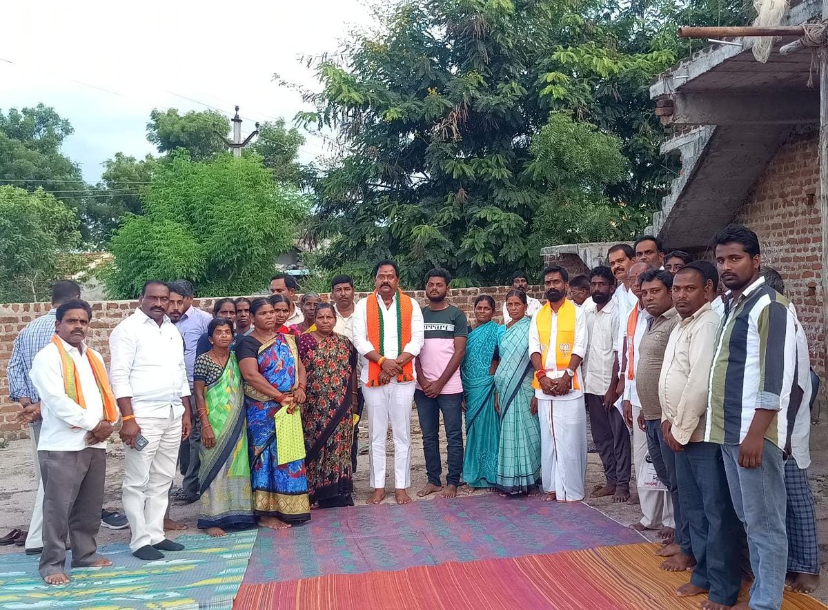 jayachandransb2's tweet photo. Booth no 142 village of Bhiknoor mandal #MERABOOTHSABSEMZABOOT
#Day2 #BOOTH142
#TELANGANA #KAMAREDDY
@annamalai_k @BJP4Telangana @BjpKamareddy @BJP4India @narendramodi @JPNadda @kvr4kamareddy https://t.co/JjXvBEOYkj
