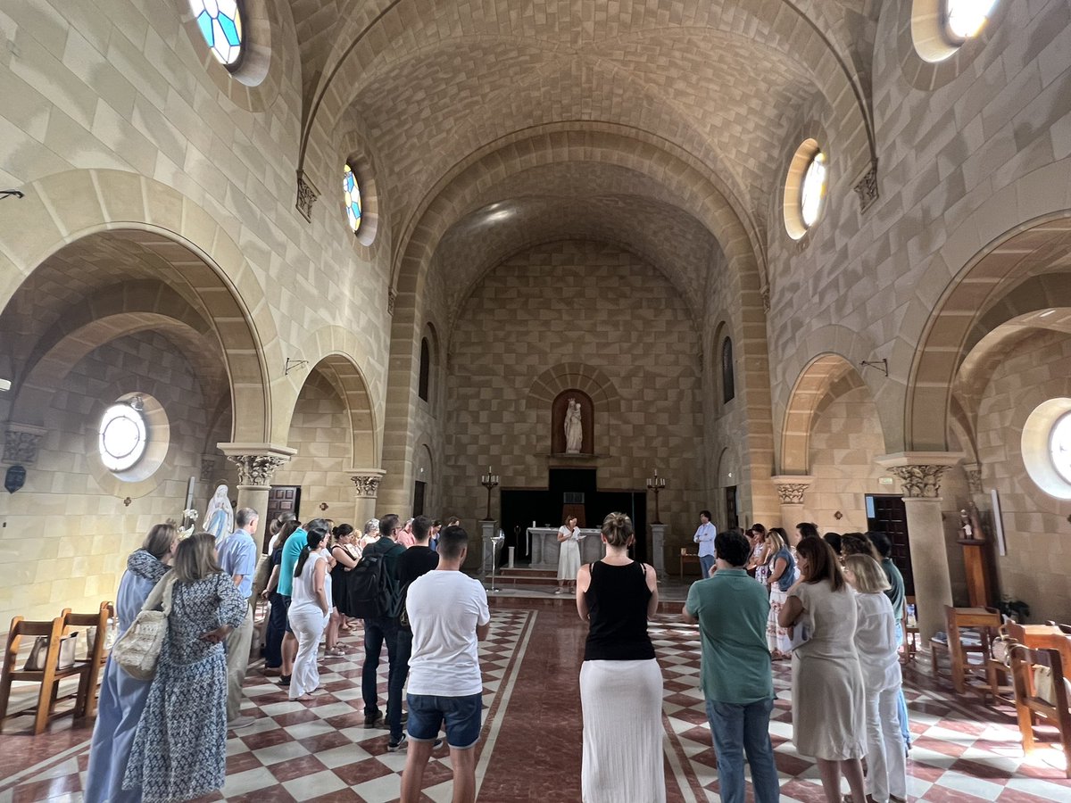 El claustro finaliza el curso 2022-2023 ante la Virgen Blanca con una oración en la Capilla, ¡gracias a todos por vuestro trabajo y acompañamiento este curso! #somosfamilia #somosfesd