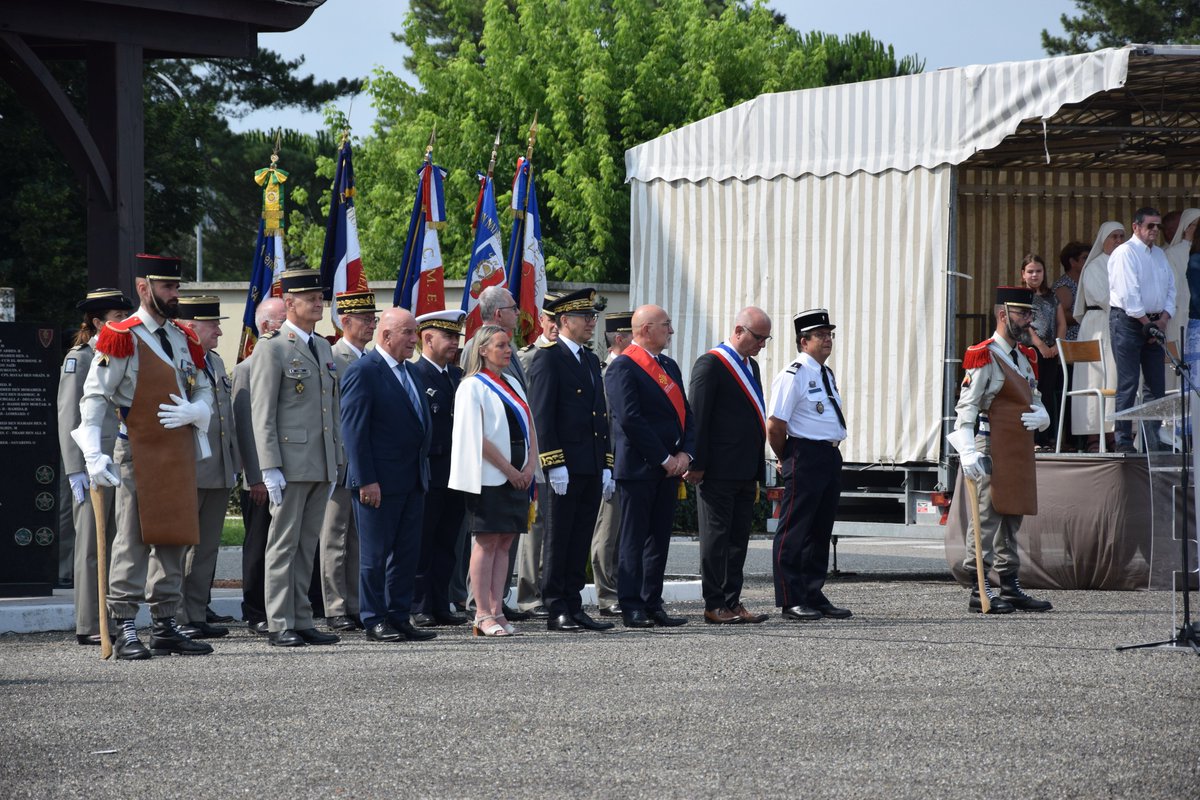 Prefet_82's tweet photo. #castelsarrasin | 29 juin
Le Préfet de Tarn-et-Garonne était présent pour assister à la passation de commandement du 31ème RG et accueillir le colonel Blaise Seguin.
🤝 Merci au colonel Cédric Méreuze pour son action au sein du régiment depuis 2021 !
#tarnetgaronne #31RG https://t.co/KMF6v7saCE