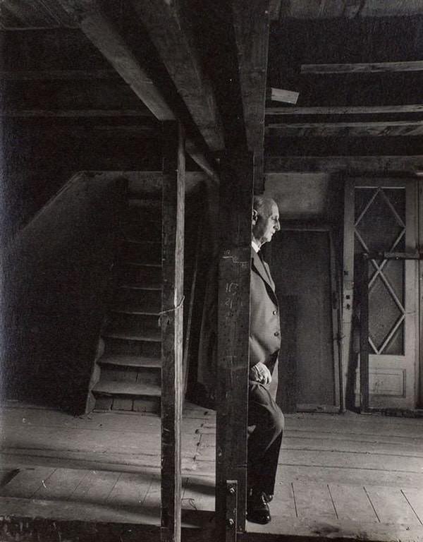 Bertrom's tweet photo. The father of Anne Frank, Otto, revisiting the attic where they hid from the Nazis.
1960. https://t.co/RxOXnvmyYE