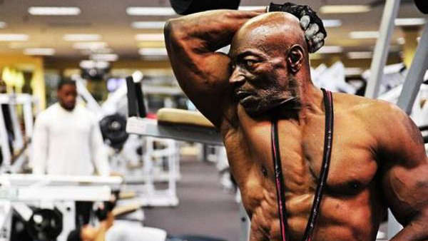 Ce Monsieur a 70 ans sur cette photo et il a un meilleur physique que 80% des hommes... ⚡

Il s'appelle Sam Bryant et voici son histoire. 👊🏽

| THREAD | 🧵