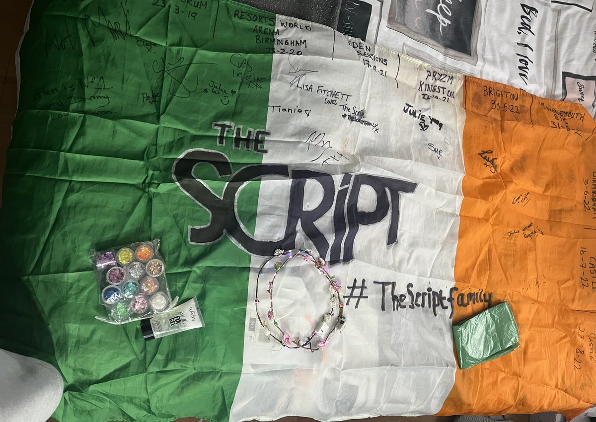 mcinallyd's tweet image. Apparently I’ve been told I need to ‘grow up’ and must be having a kid life crisis 😂 yep whatever see you tomorrow @thescript @TheScript_Danny @glenofthepower @takethat @BSTHydePark with @jawilliiams 🙌🏻🙌🏻 this flag hasn’t seen light of day since powderham castle last year 🇮🇪🇮🇪