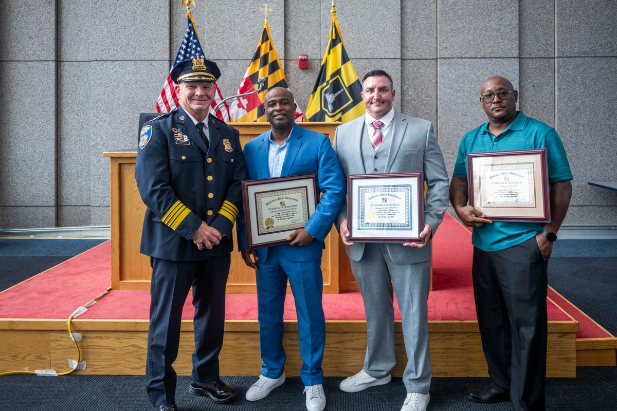 BaltimorePolice's tweet photo. Acting Commissioner Richard Worley presented four retired members of the #BPD with their Certificate of Retirement. Congratulations to you all, and thank you so much for your service to the city of Baltimore! Your contributions will forever be appreciated.
#BPDForGood #retirement https://t.co/jiiXhYSqxS