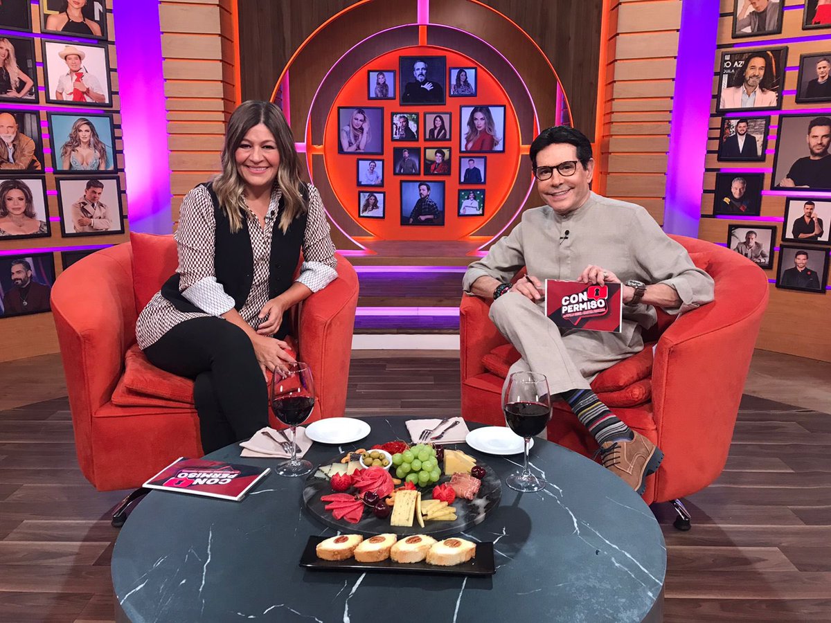 Hoy a las 9:30 <a href="/MarthaFigueroax/">Martha Figueroa</a> y yo los esperamos en <a href="/ConPermisoOf/">Con Permiso</a> por <a href="/UnicableOficial/">Unicable</a> 🍷