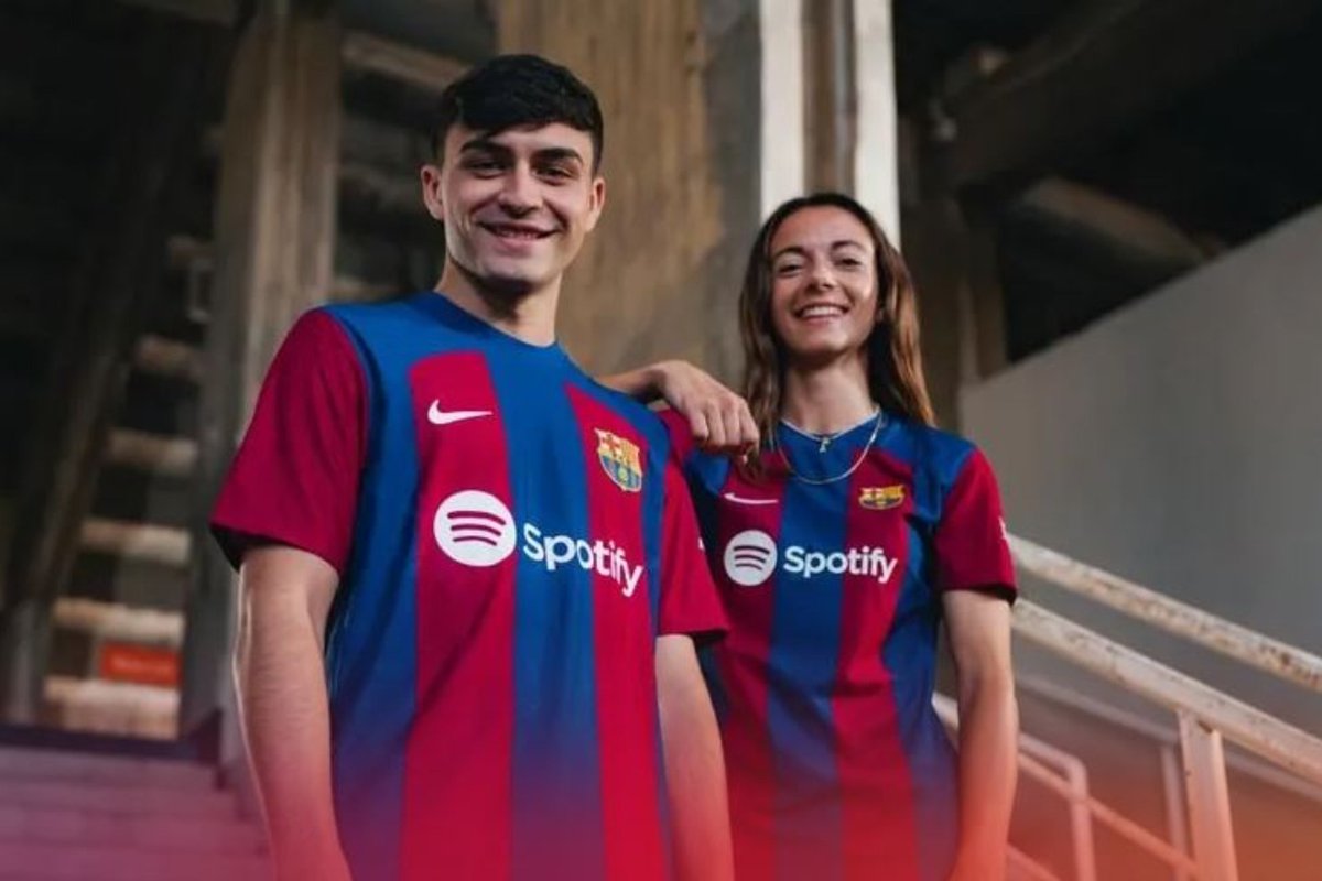 BlxckNews's tweet photo. Hoy empieza el mercado de fichajes y por eso mismo, vamos a sortear la primera equipación del Barça de la próxima temporada🔝

Para participar dale RT a este tweet, sigue a @Aaronvalden77, @TWairshop, @subifcb y  @BlxckNews ✍️

Daremos el ganador el 5 de Julio 🗓️ https://t.co/vQVd0jK3aU