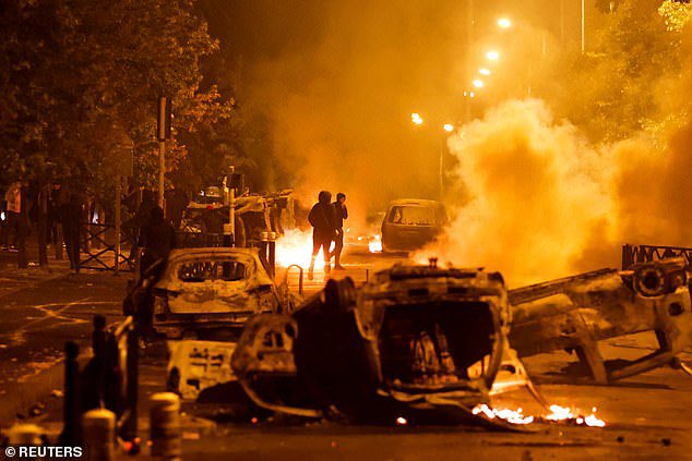 As France burns, their leftist NWO leader Emmanuel Macron went to an Elton John concert. 
This is something the US clown ‘leader’ would do! Runnnnnn!