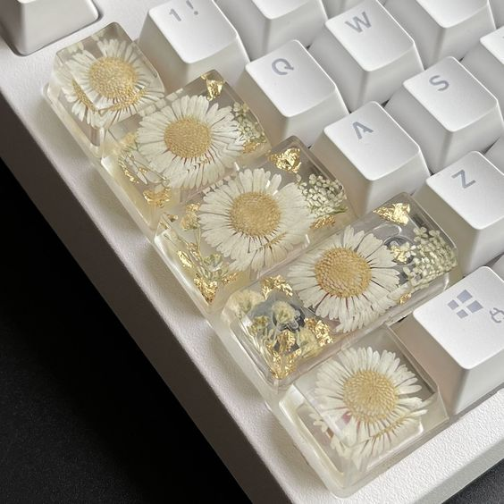 prettiestavenue's tweet photo. cute keycaps https://t.co/8vXrWMGFwE