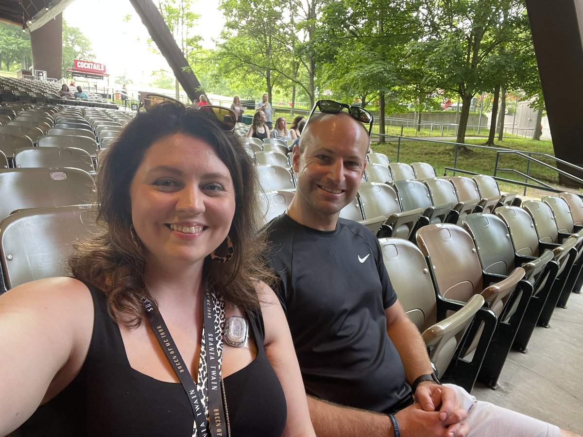AmberGreene_4's tweet photo. Mom and Dad night out! #Queenofmetour @ShaniaTwain @BlossomMusicCtr https://t.co/vyjzhRnzde