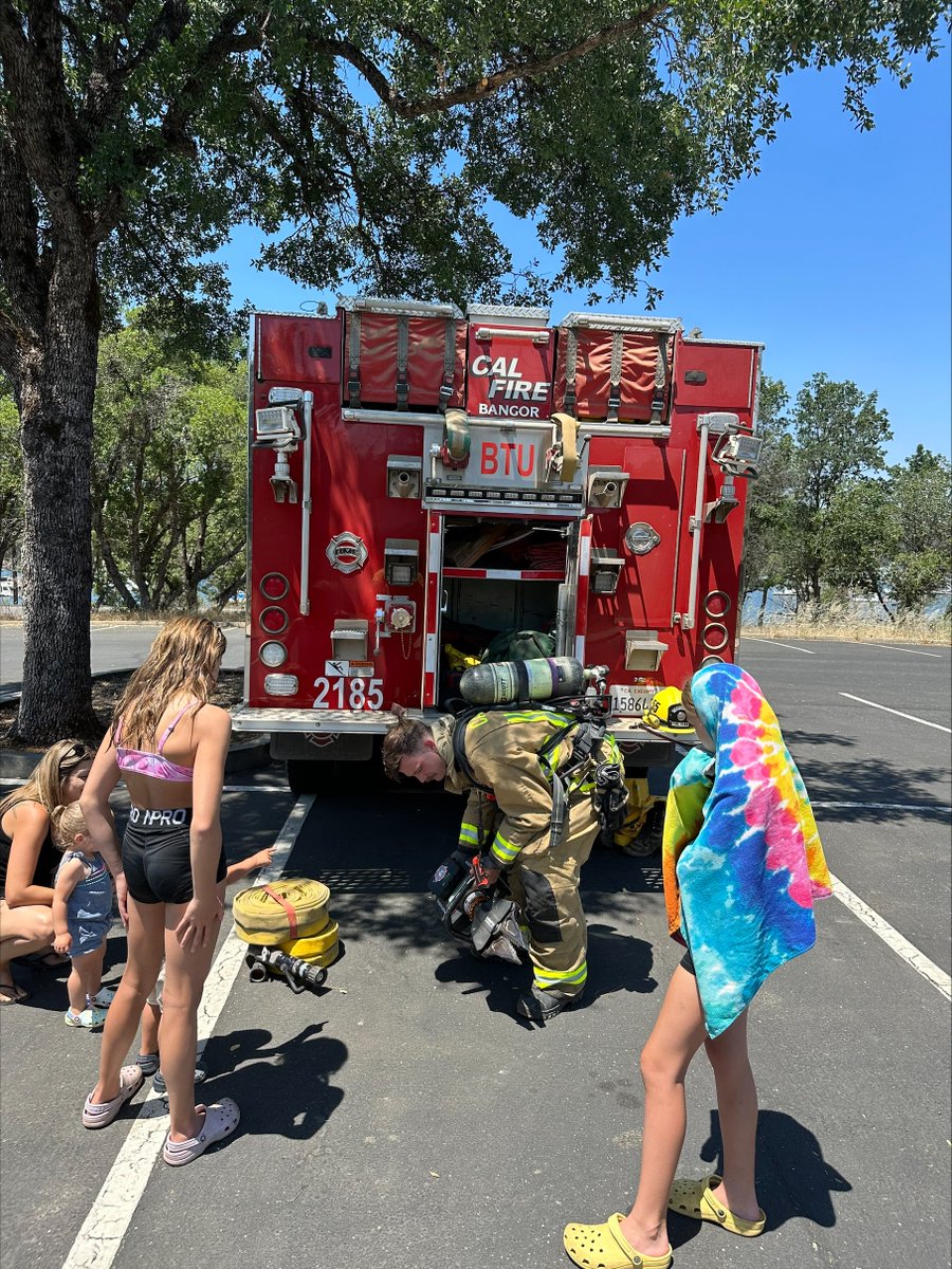 CALFIRE_ButteCo's tweet image. During our #LoaferDrill this week, a family spending the day at the Loafer Creek Recreation Area stopped by and wanted to see our Fire Engine. FF Ledogar on Engine 2185 from Bangor gave the family a tour, showing off some of our gear and tools. #AlwaysEducating