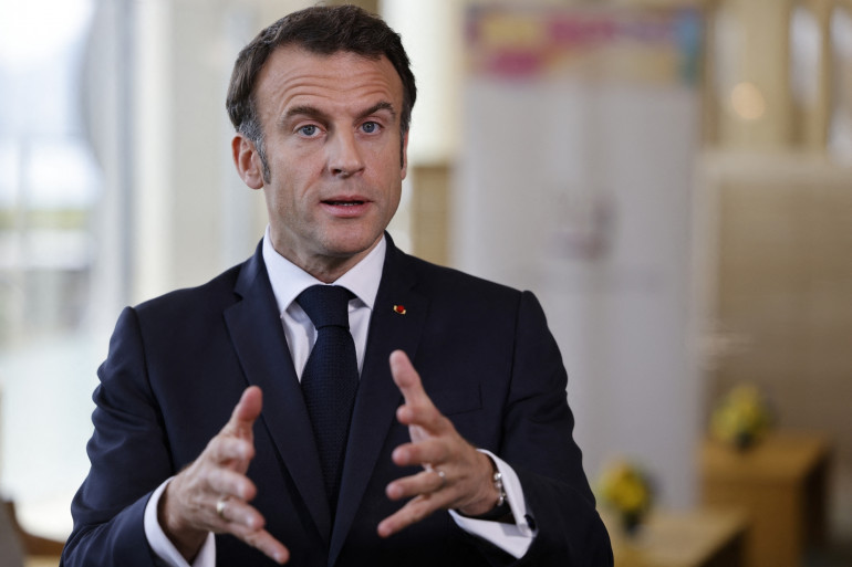 LeRouxP16623276's tweet photo. La 🇨🇵 est en feu! Plusieurs villes sont saccagées, pillées, brûlées! Les responsables? Ces deux guignols ! L'un pour son laxisme (champion pour baisser son froc devant les délinquants/racailles) et son incompétence à gouverner la 🇨🇵 et l'autre par ses discours haineux anti🇨🇵. https://t.co/BLwkVLt5ao