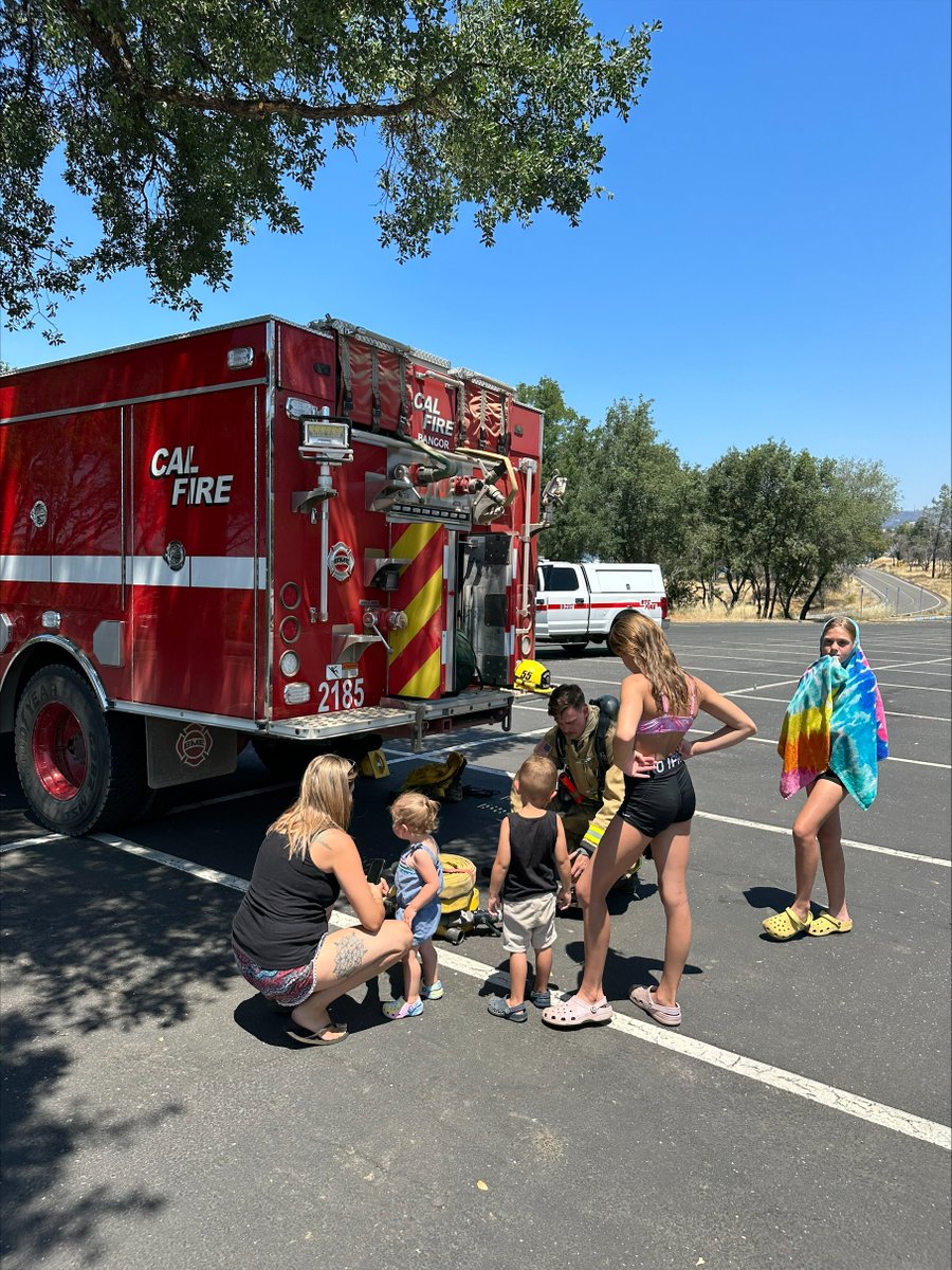 CALFIRE_ButteCo's tweet image. During our #LoaferDrill this week, a family spending the day at the Loafer Creek Recreation Area stopped by and wanted to see our Fire Engine. FF Ledogar on Engine 2185 from Bangor gave the family a tour, showing off some of our gear and tools. #AlwaysEducating